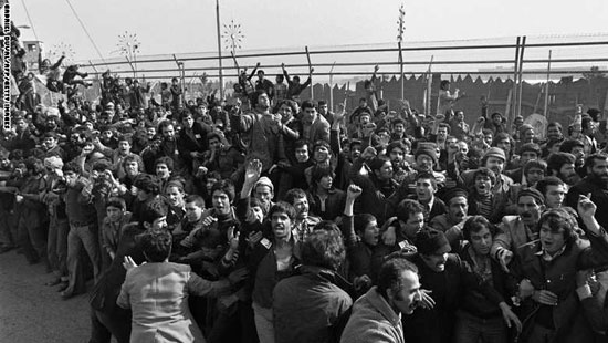 مئات الآلاف من الإيرانيين احتشدوا فى شوارع طهران لتحية الإمام الخمينى بدى عودته إلى البلاد، 1 فبراير 1979