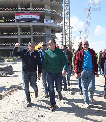 رئيس الوزراء يتفقد المشروعات التنموية بمدينة العلمين الجديدة (2)