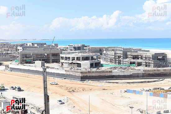 رئيس الوزراء يتفقد المشروعات التنموية بمدينة العلمين الجديدة (7)