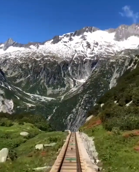 القطار الجبلى المعلق فى سويسرا