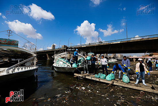 وزيرة البيئة تطلق حملة لتنظيف نهر النيل من المخلفات خاصة البلاستيكية (90)