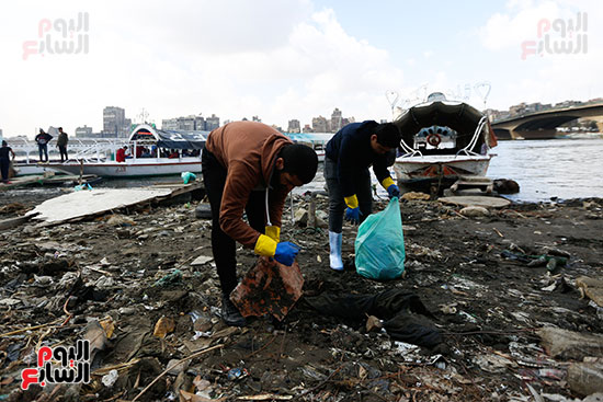 وزيرة البيئة تطلق حملة لتنظيف نهر النيل من المخلفات خاصة البلاستيكية (83)