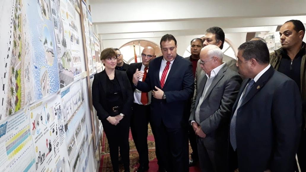  محافظ بورسعيد يستعرض نماذج مشروع تطوير شارع فلسطين (5)