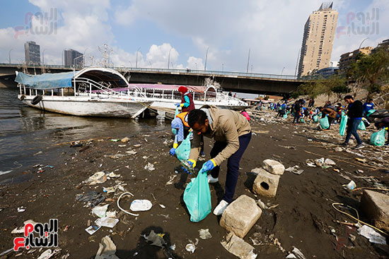 وزيرة البيئة تطلق حملة لتنظيف نهر النيل من المخلفات خاصة البلاستيكية (35)