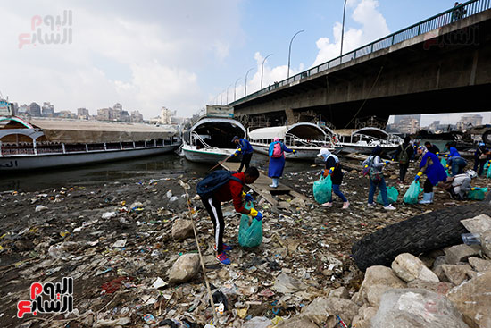 وزيرة البيئة تطلق حملة لتنظيف نهر النيل من المخلفات خاصة البلاستيكية (43)