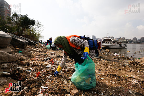 وزيرة البيئة تطلق حملة لتنظيف نهر النيل من المخلفات خاصة البلاستيكية (49)