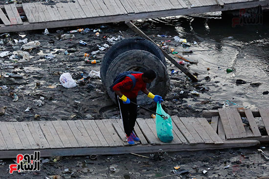 وزيرة البيئة تطلق حملة لتنظيف نهر النيل من المخلفات خاصة البلاستيكية (79)