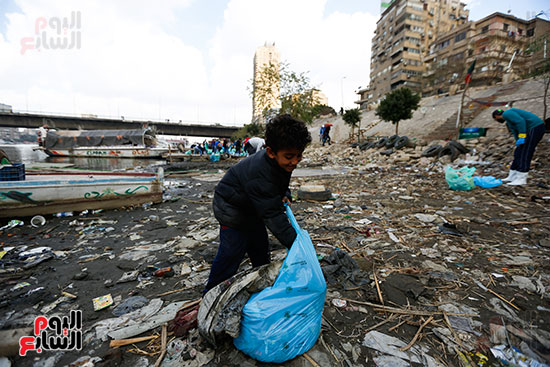 وزيرة البيئة تطلق حملة لتنظيف نهر النيل من المخلفات خاصة البلاستيكية (86)