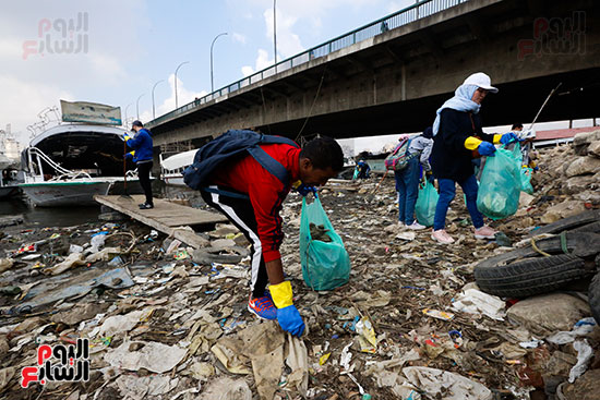 وزيرة البيئة تطلق حملة لتنظيف نهر النيل من المخلفات خاصة البلاستيكية (42)