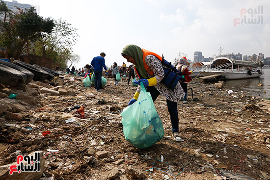 وزيرة البيئة تطلق حملة لتنظيف نهر النيل من المخلفات خاصة البلاستيكية (48)