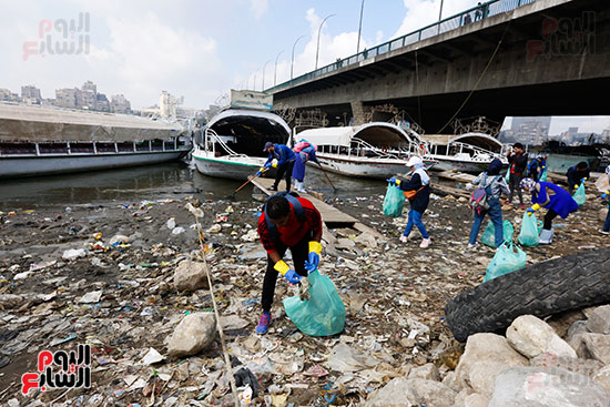 وزيرة البيئة تطلق حملة لتنظيف نهر النيل من المخلفات خاصة البلاستيكية (44)