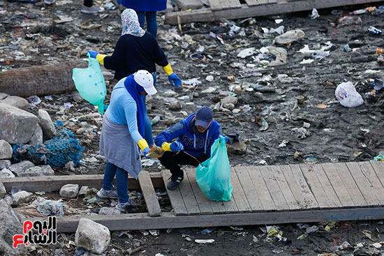 وزيرة البيئة تطلق حملة لتنظيف نهر النيل من المخلفات خاصة البلاستيكية (70)