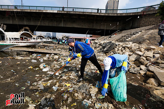 وزيرة البيئة تطلق حملة لتنظيف نهر النيل من المخلفات خاصة البلاستيكية (38)