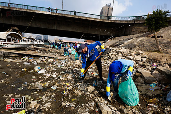 وزيرة البيئة تطلق حملة لتنظيف نهر النيل من المخلفات خاصة البلاستيكية (39)
