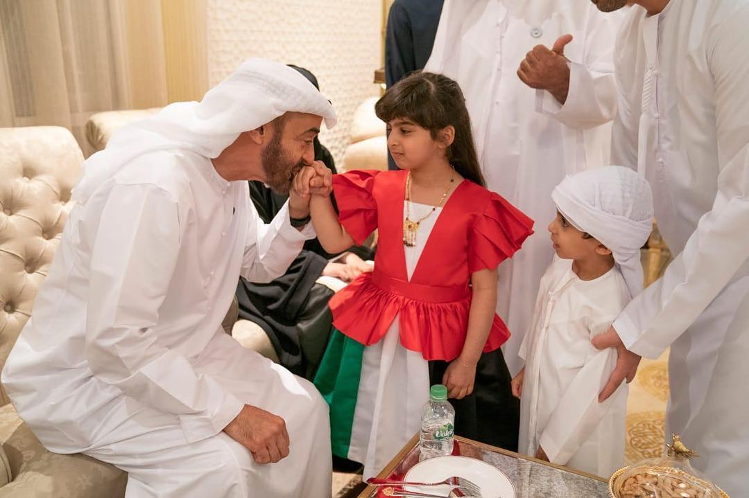 الشيخ محمد بن زايد يقبل أيادى الأطفال