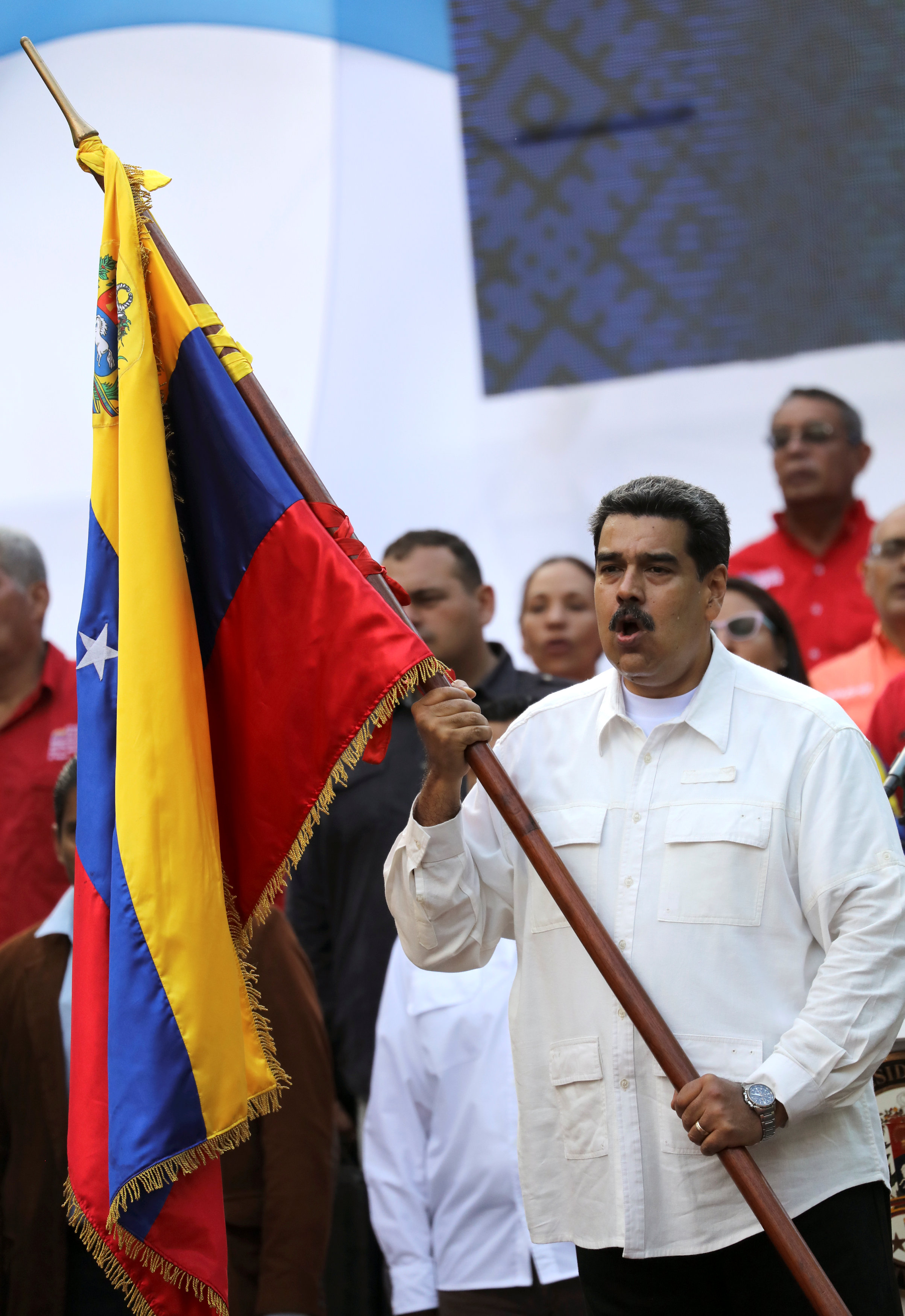 الرئيس الفنزويلى يرفع علم بلاده أمام أنصاره