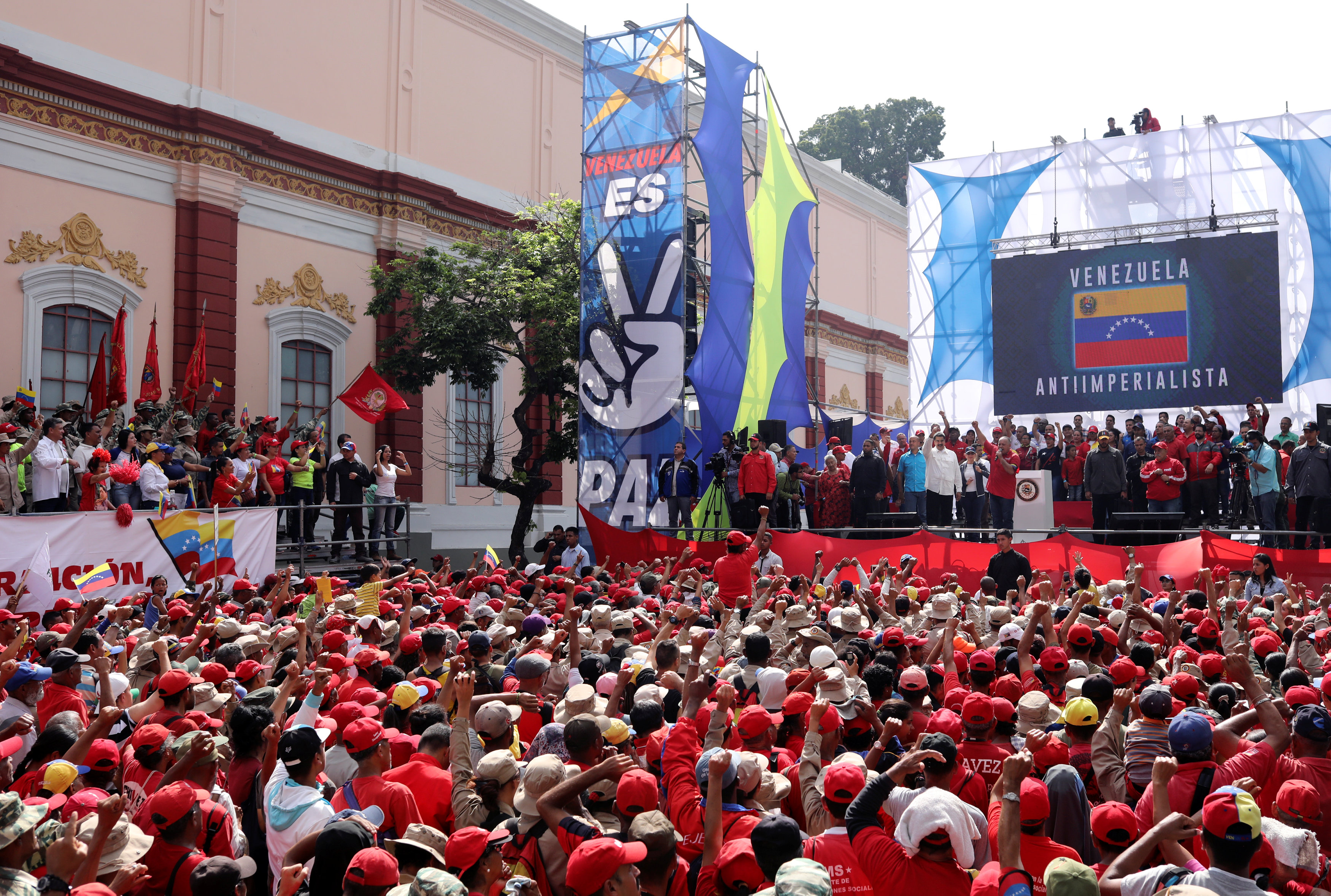 جانب من الحشد المؤيد لنيكولاس مادورو