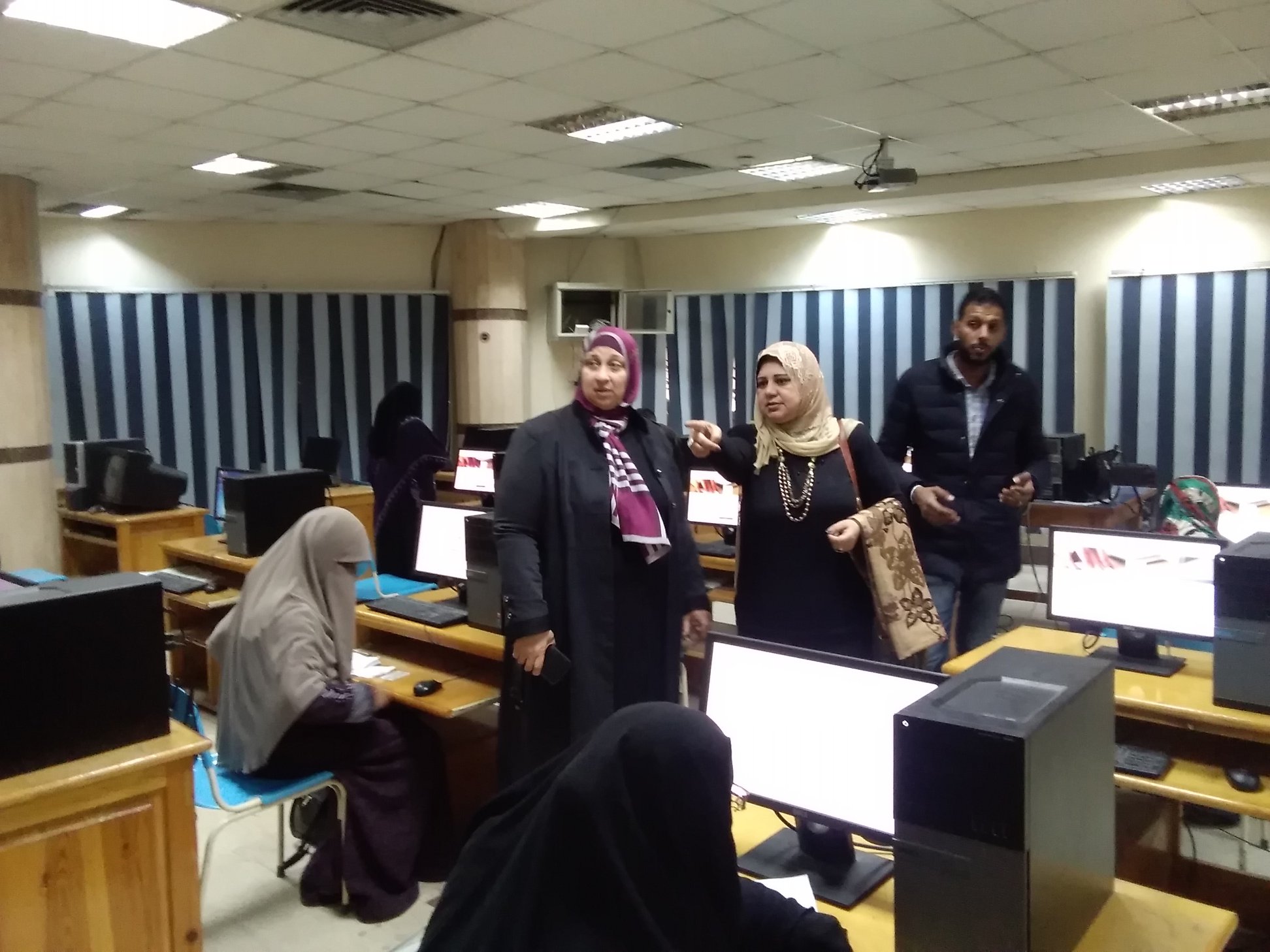 متابعة الاختبارات الإلكترونية للمرشحين للوظائف المؤقتة بتعليم كفر الشيخ  (7)