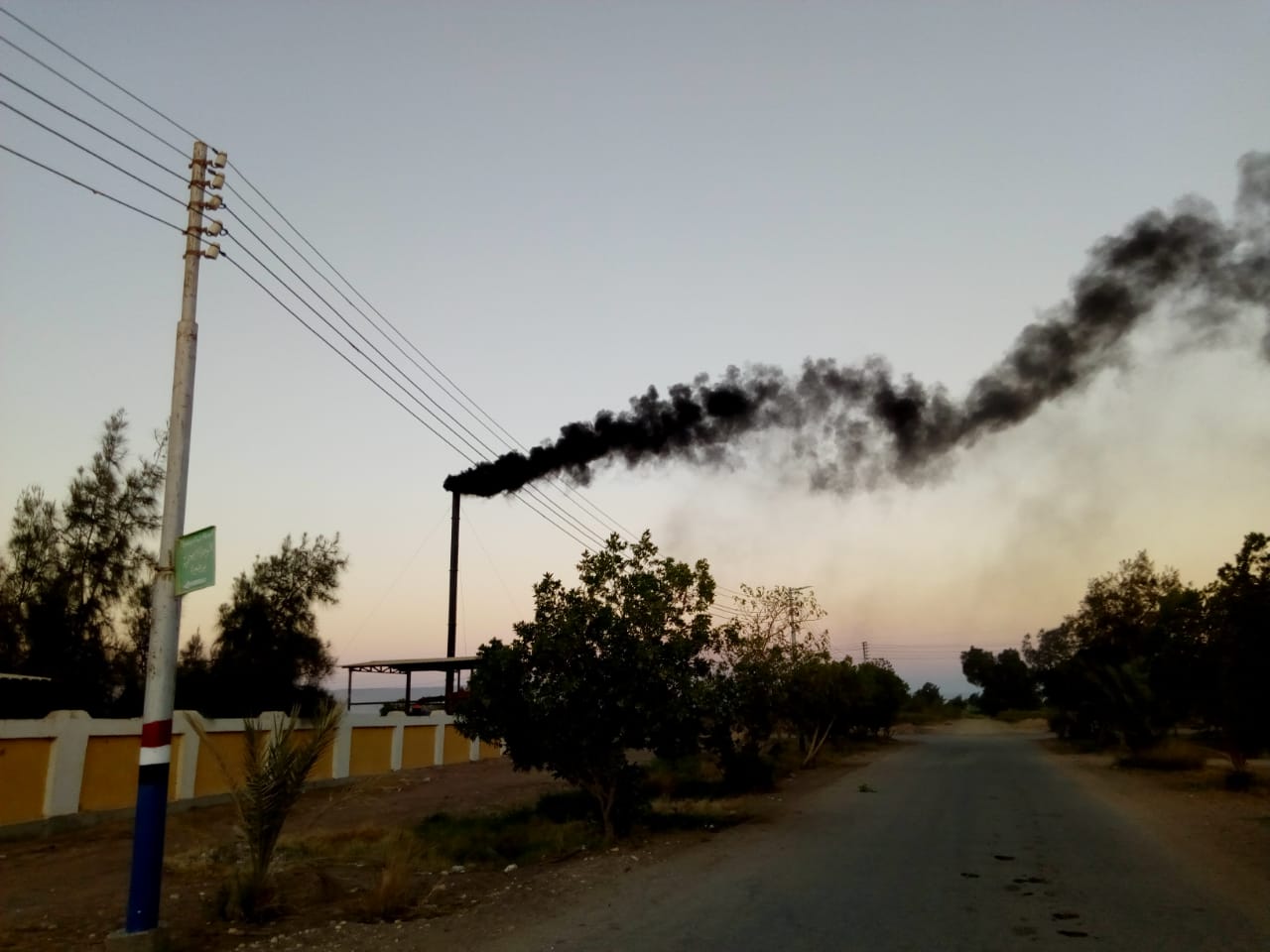 أدخنة محرقة طبية بالوادى الجديد (3)