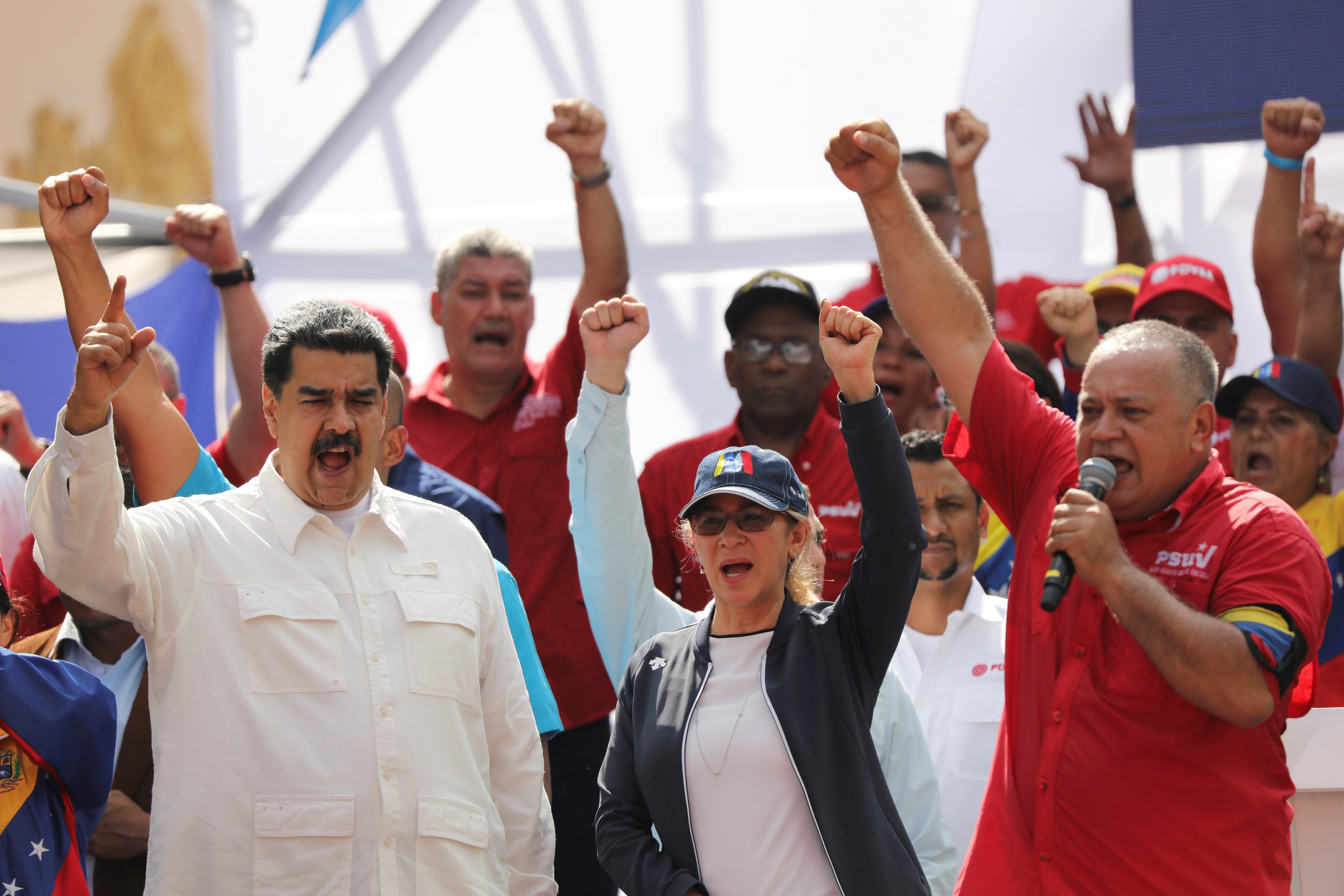 مادورو يهتف مع أنصاره
