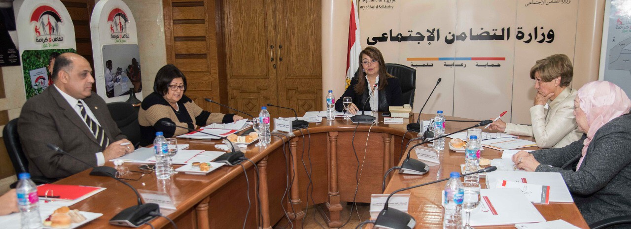 أثناء اجتماع مجلس إدارة جمعية الهلال الاحمر المصري (1)