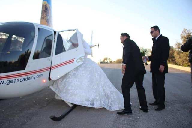العروسة تركب الطائرة للبدء فى إجراءات الزفاف