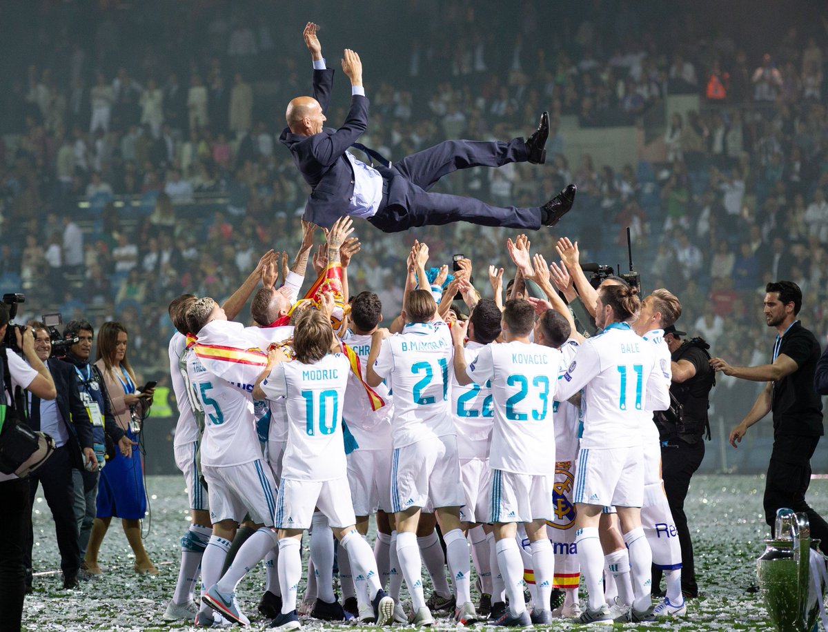 لاعبو ريال مدريد يحملون زيدان بعد الفوز بلقب دورى أبطال أوروبا