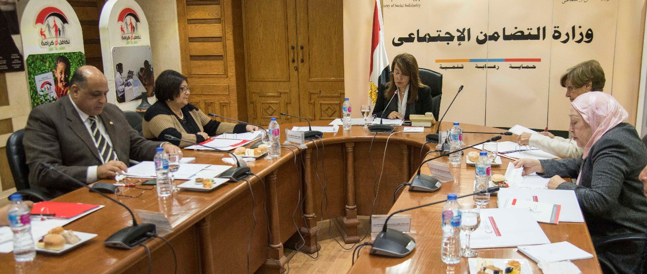 أثناء اجتماع مجلس إدارة جمعية الهلال الاحمر المصري (2)