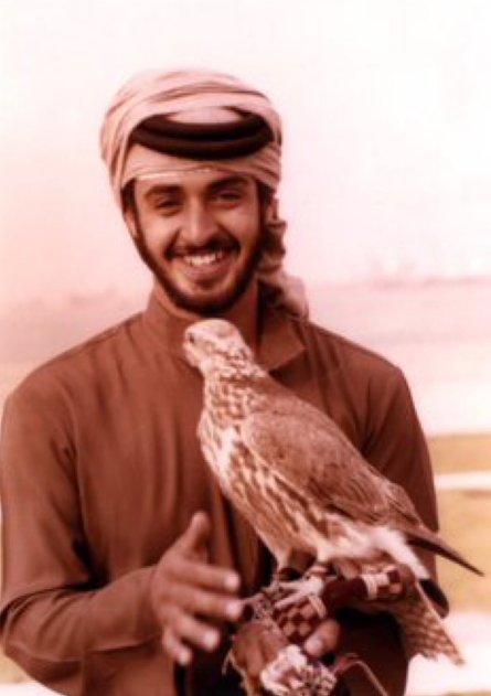 الشيخ محمد بن زايد خلال مرحلة الشباب ويحمل أحد الصقور