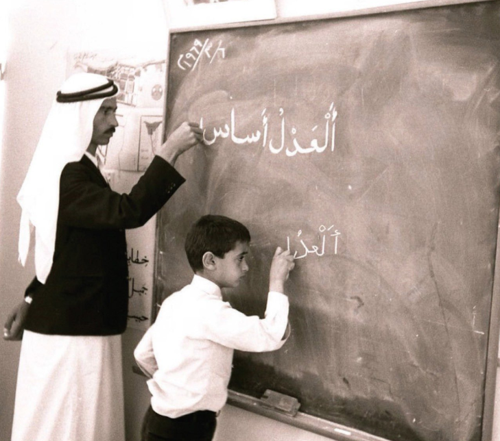 الشيخ محمد بن زايد وهو تلميذ فى المدرسة