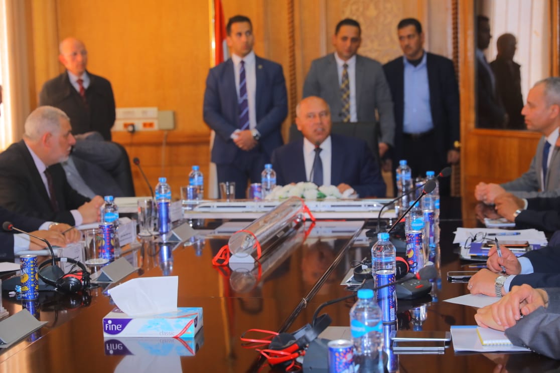 اجتماع وزير النقل بقيادات السكة الحديد (2)