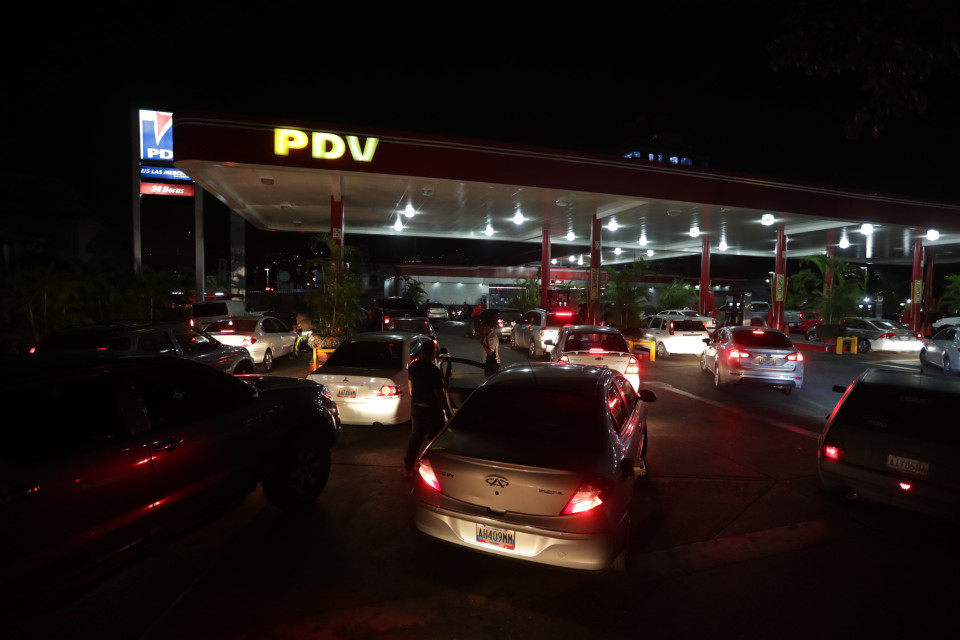 ازدحام أمام محطات الوقود بسبب النقص الشديد فى البنزين