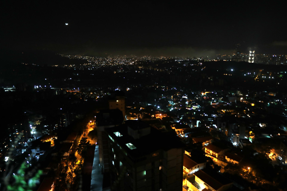 فنزويلا تعانى من أزمة كبيرة بسبب انقطاع الكهرباء