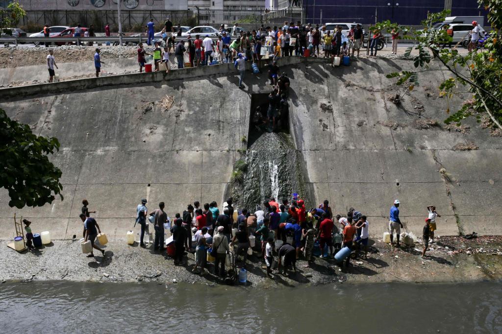 فنزويليين يصطفون للحصول على مياه صالحة للشرب