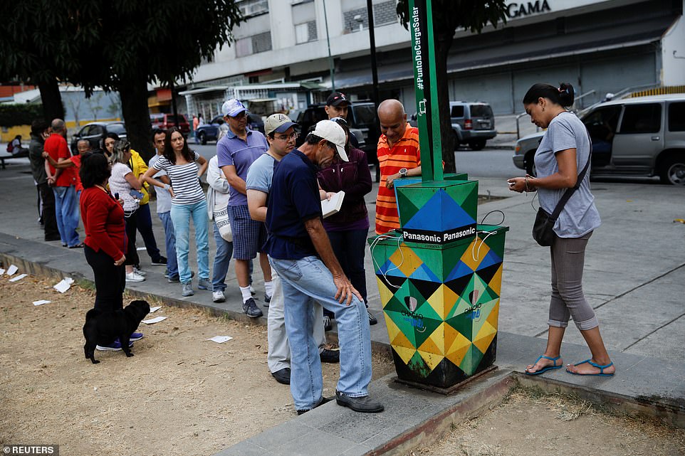 مواطنون فى فنزويلا يجتمعون من أجل شحن هواتفهم المحمولة