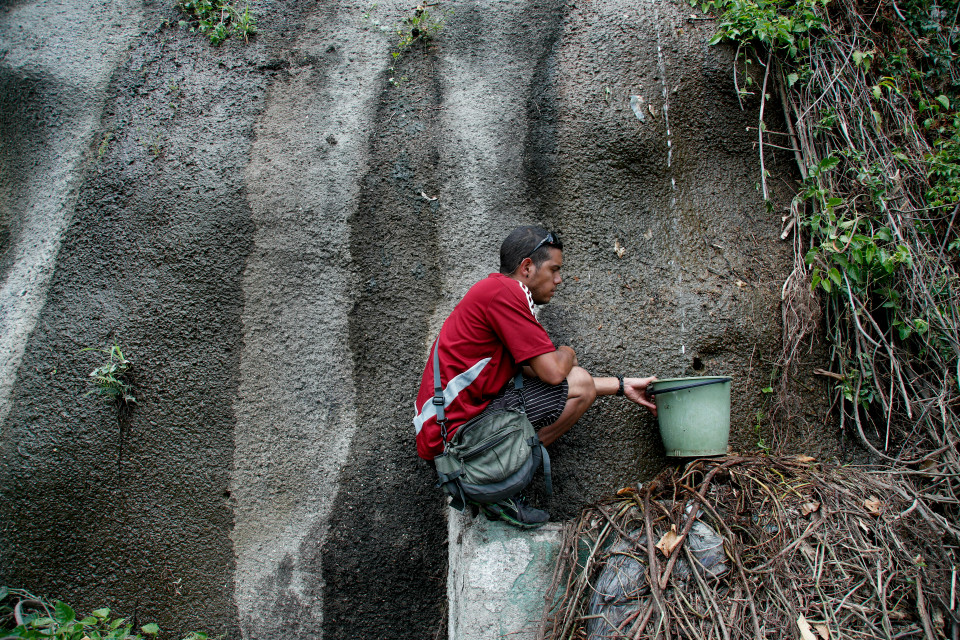 مواطن فنزويلا يبحث عن المياه فى الجبال