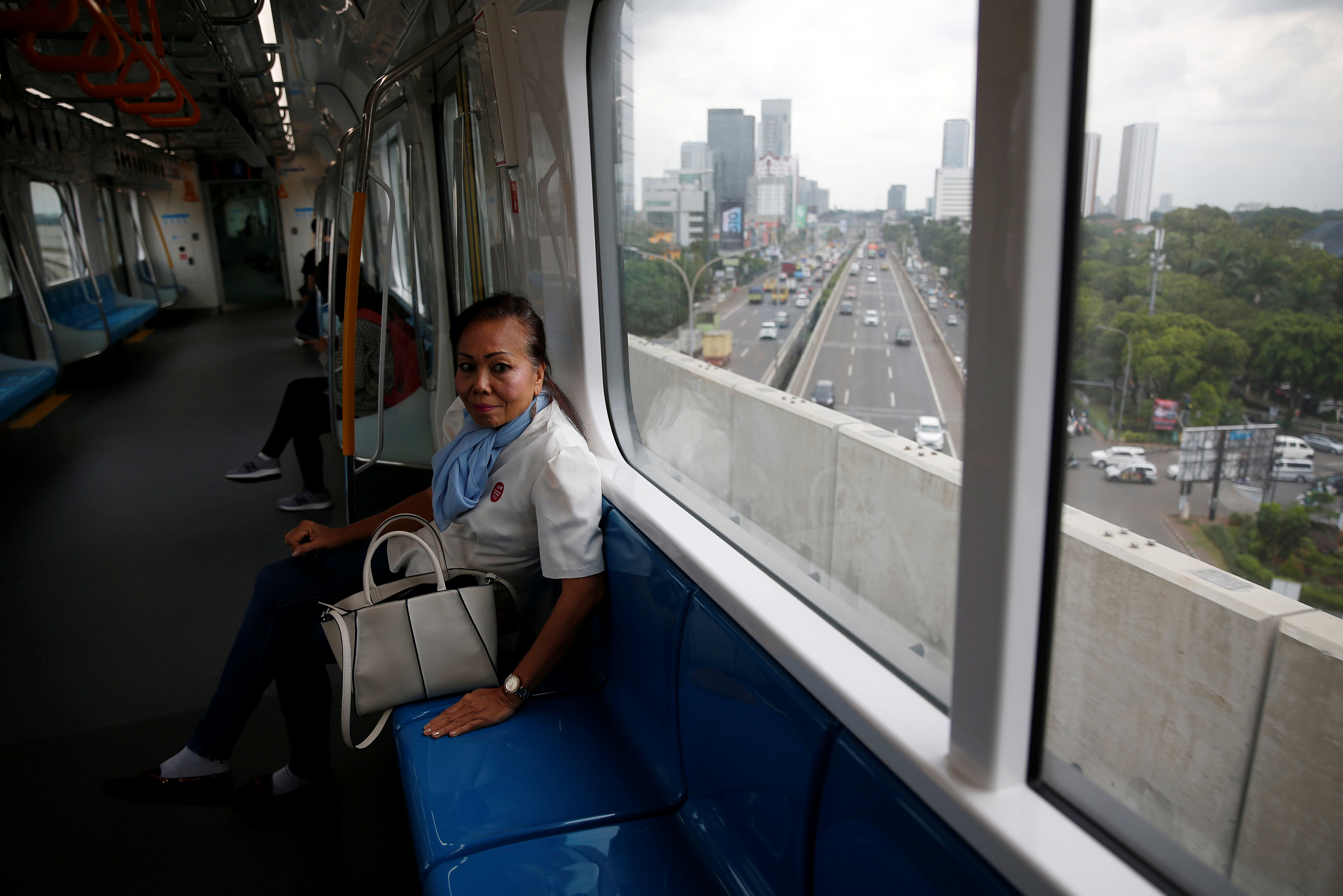 مواطنة تبدو سعيدة بتجربتها مع مترو الأنفاق فى أندونيسيا