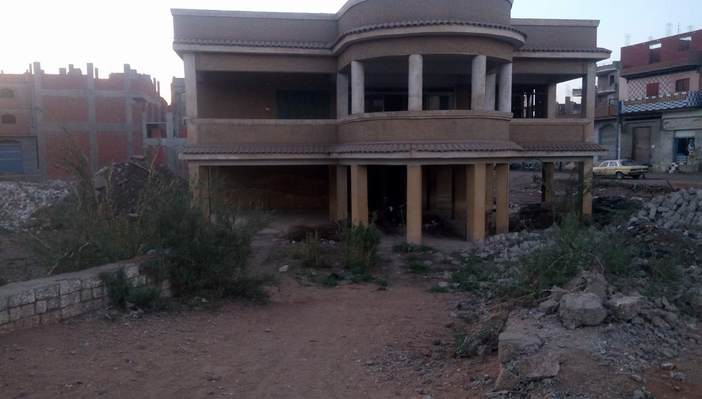 رقم 12 منزل عبد الله غيث في القرية وتم بيعه لعمدة القرية