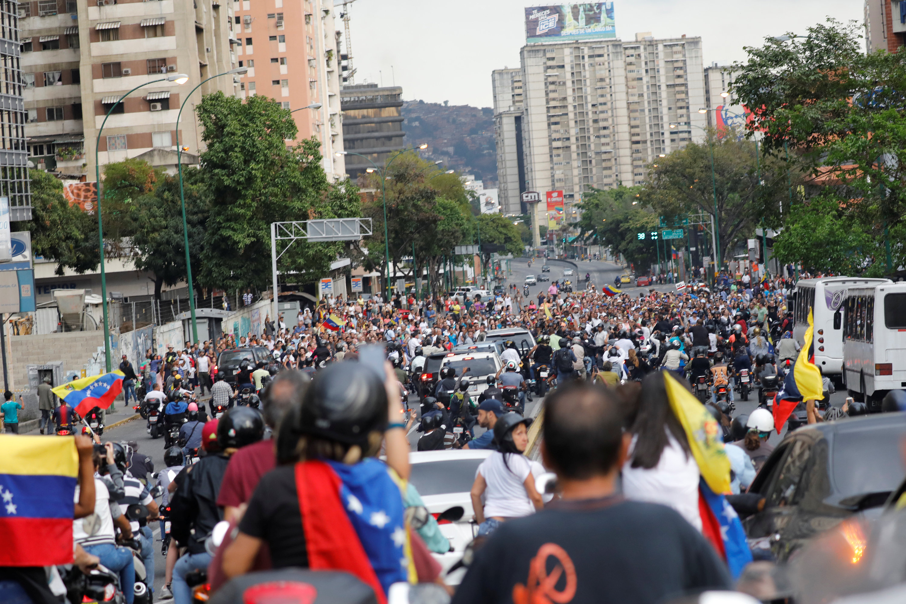 جانب من الحشد المؤيد لزعيم المعارضة الفنزويلية