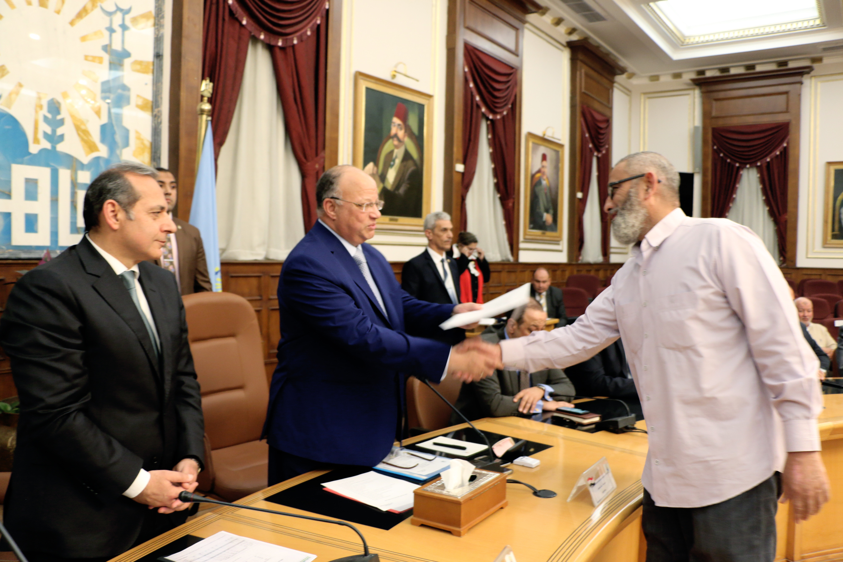 محافظ القاهرة يسلم 20 عقد لملاك شق الثعبان  بعد توقيع أوضاعهم (4)