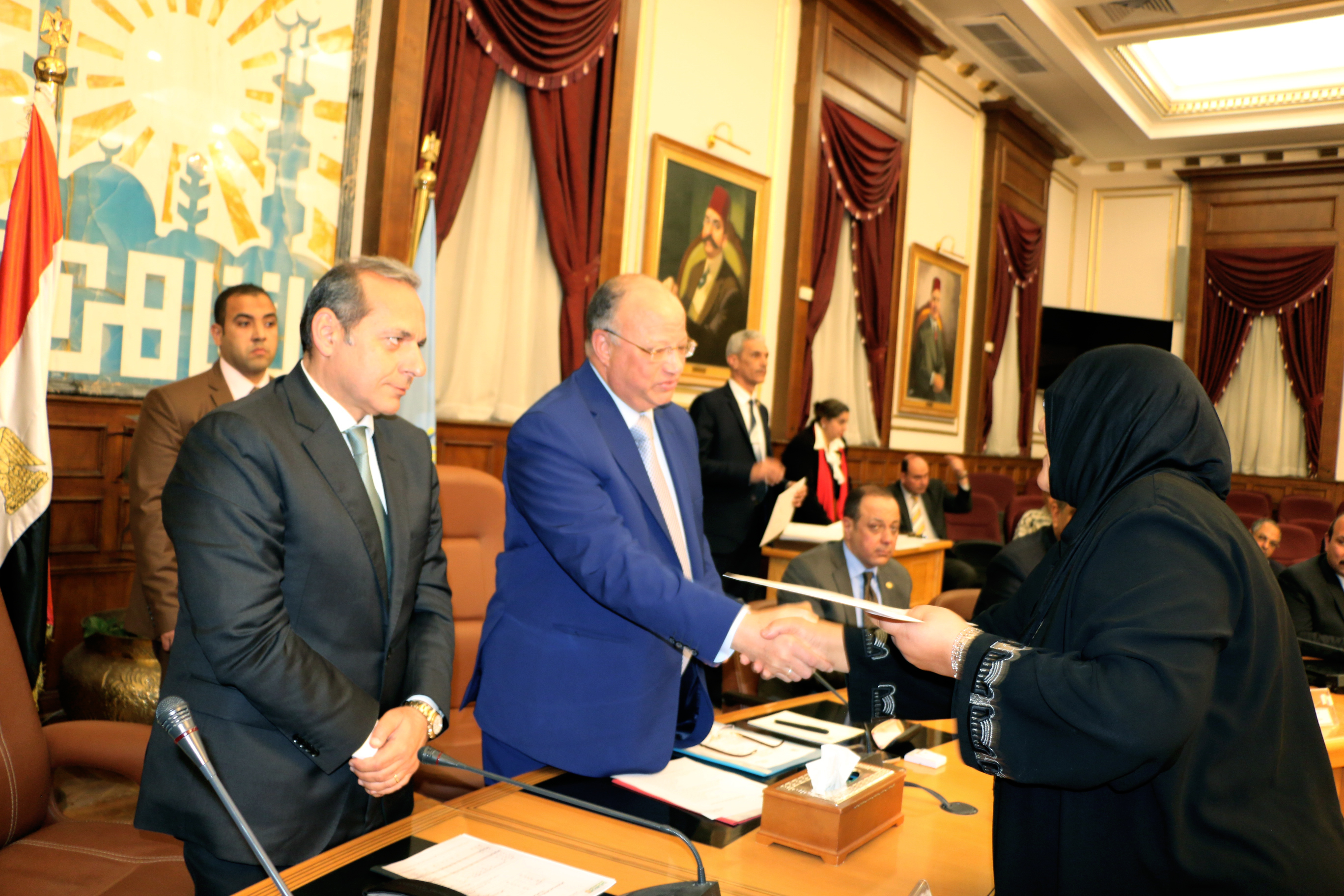 محافظ القاهرة يسلم 20 عقد لملاك شق الثعبان  بعد توقيع أوضاعهم (3)