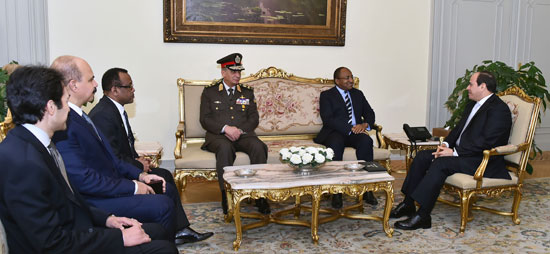 الرئيس عبد الفتاح السيسى وحسين موينى وزير الدفاع والخدمة الوطنية التنزانى (2)