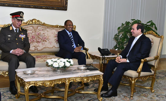 الرئيس عبد الفتاح السيسى وحسين موينى وزير الدفاع والخدمة الوطنية التنزانى (1)