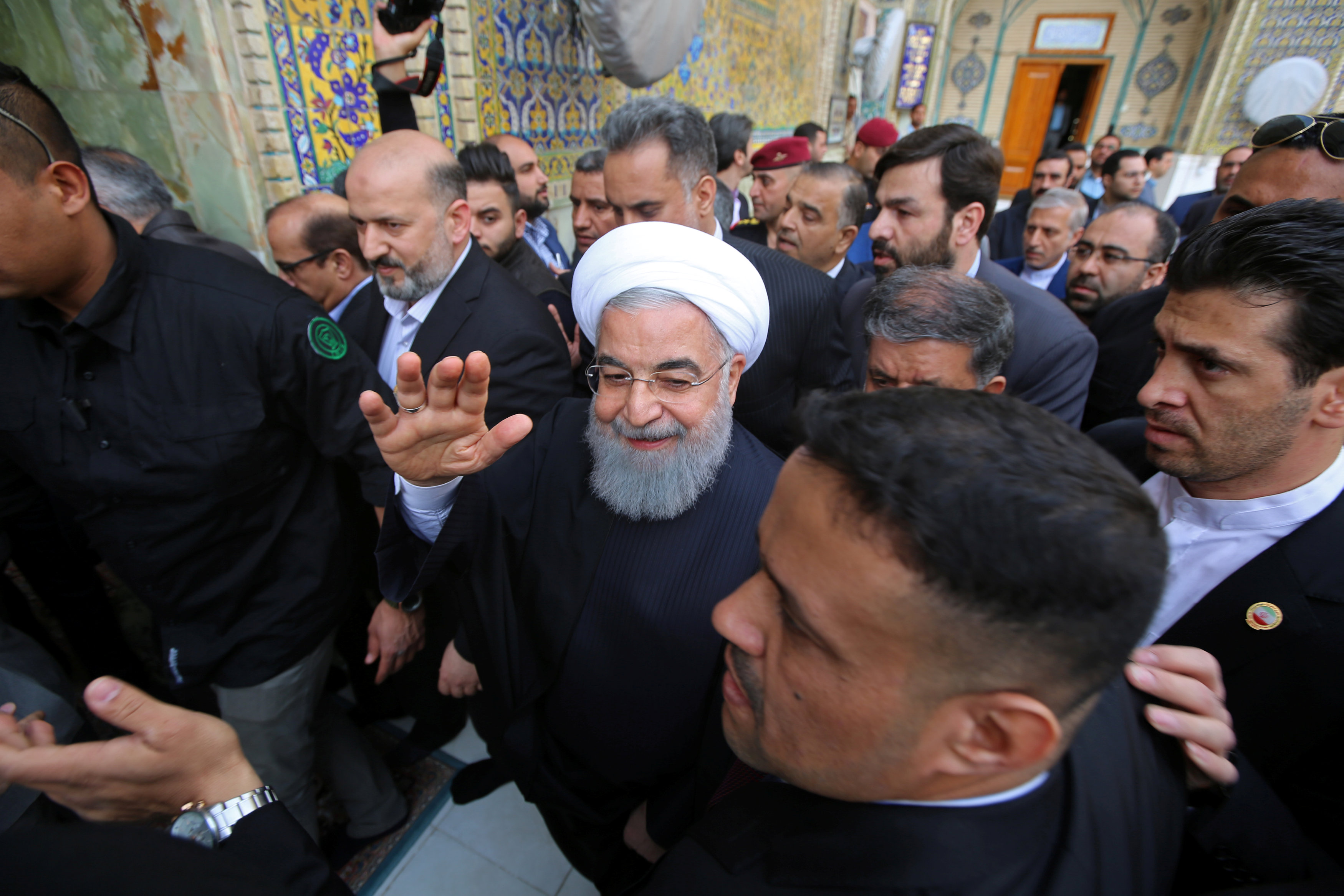 الرئيس الإيرانى يلوح لمستقبلية عند الضريح