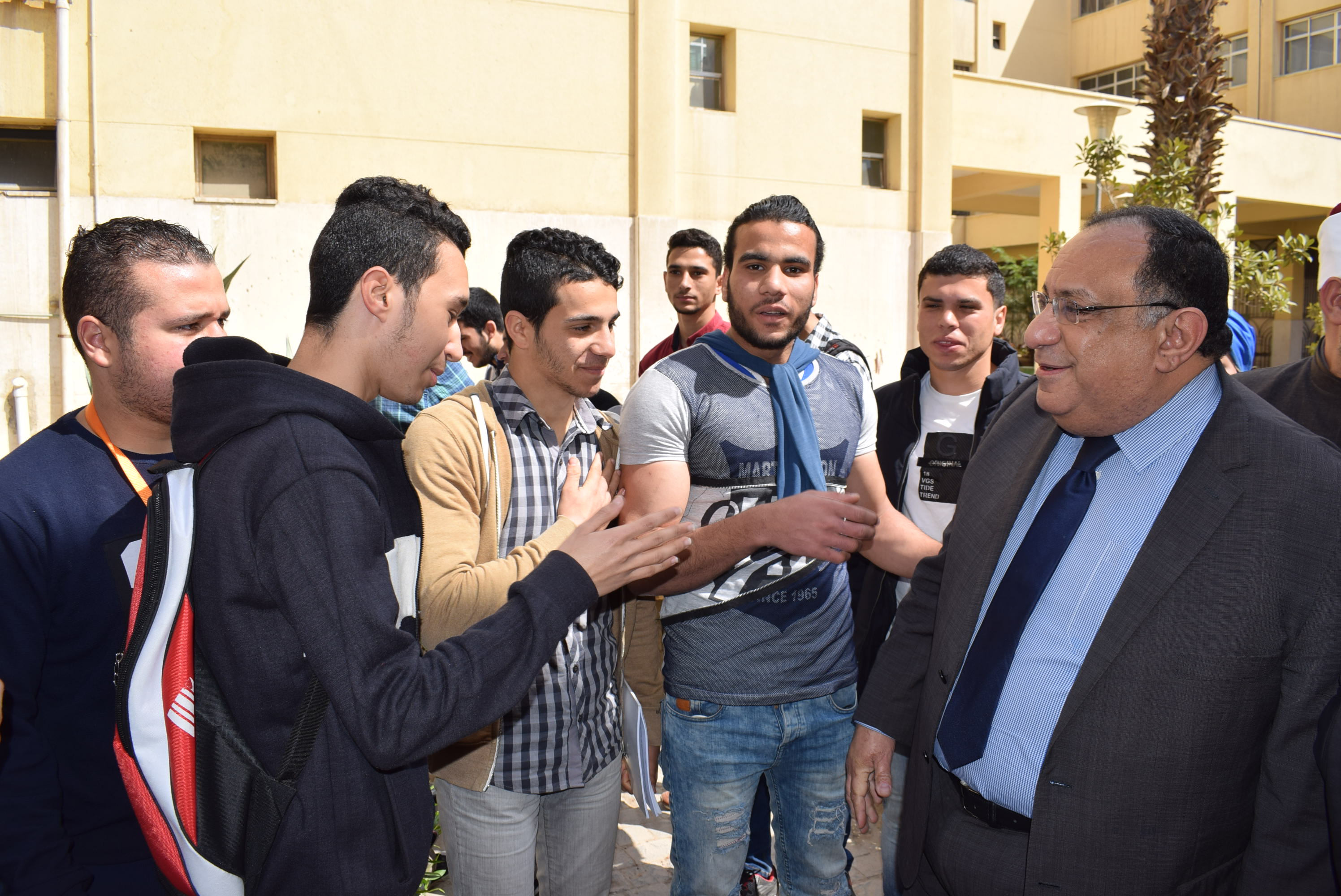 رئيس جامعة حلوان يلتقى طلاب الجامعة (1)