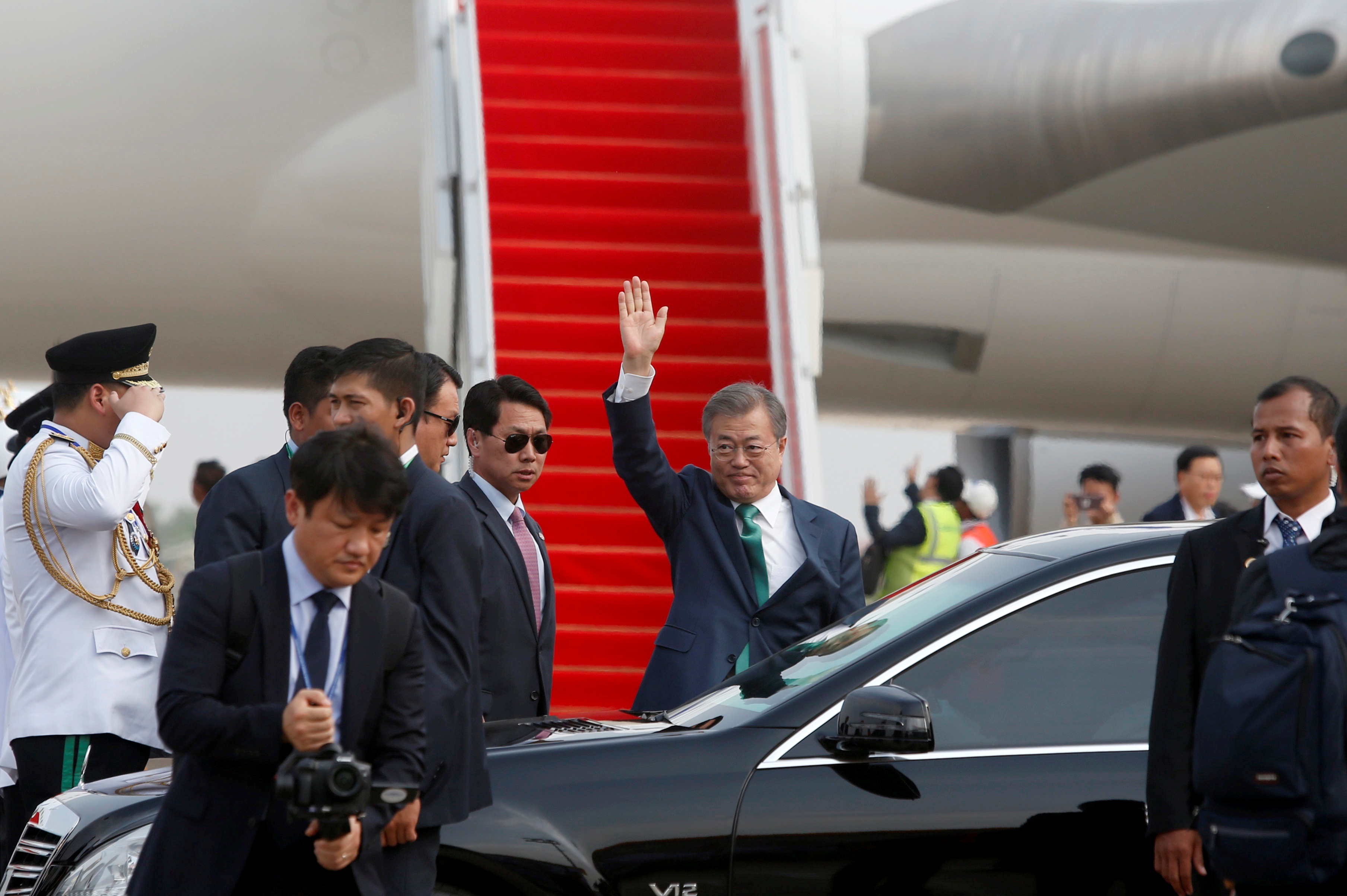 رئيس كوريا الجنوبية عقب وصوله إلى كمبوديا