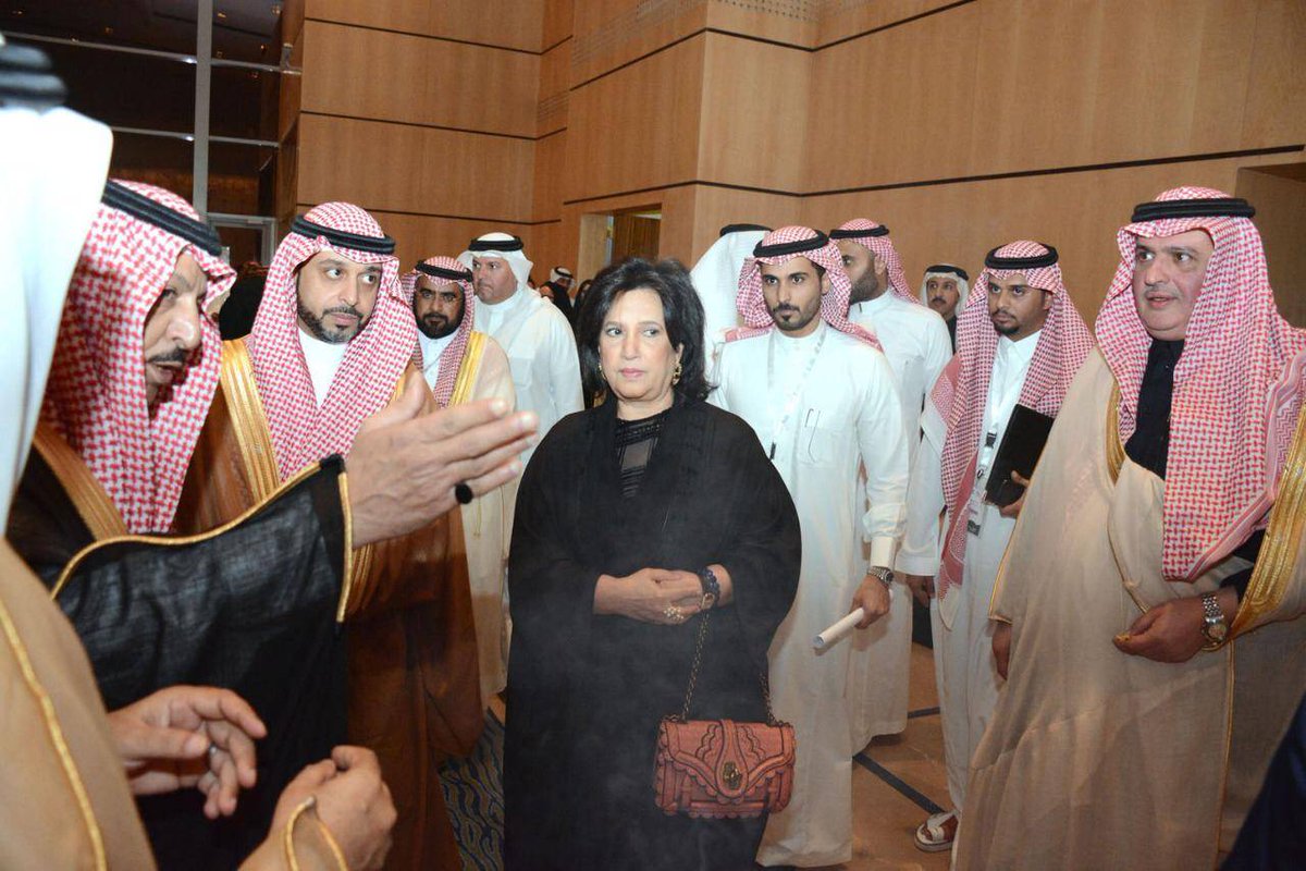 رئيس هيئة البحرين للثقافة والآثار تتفقد معرض العلاقة الأخوية السعودية البحرينية (4)