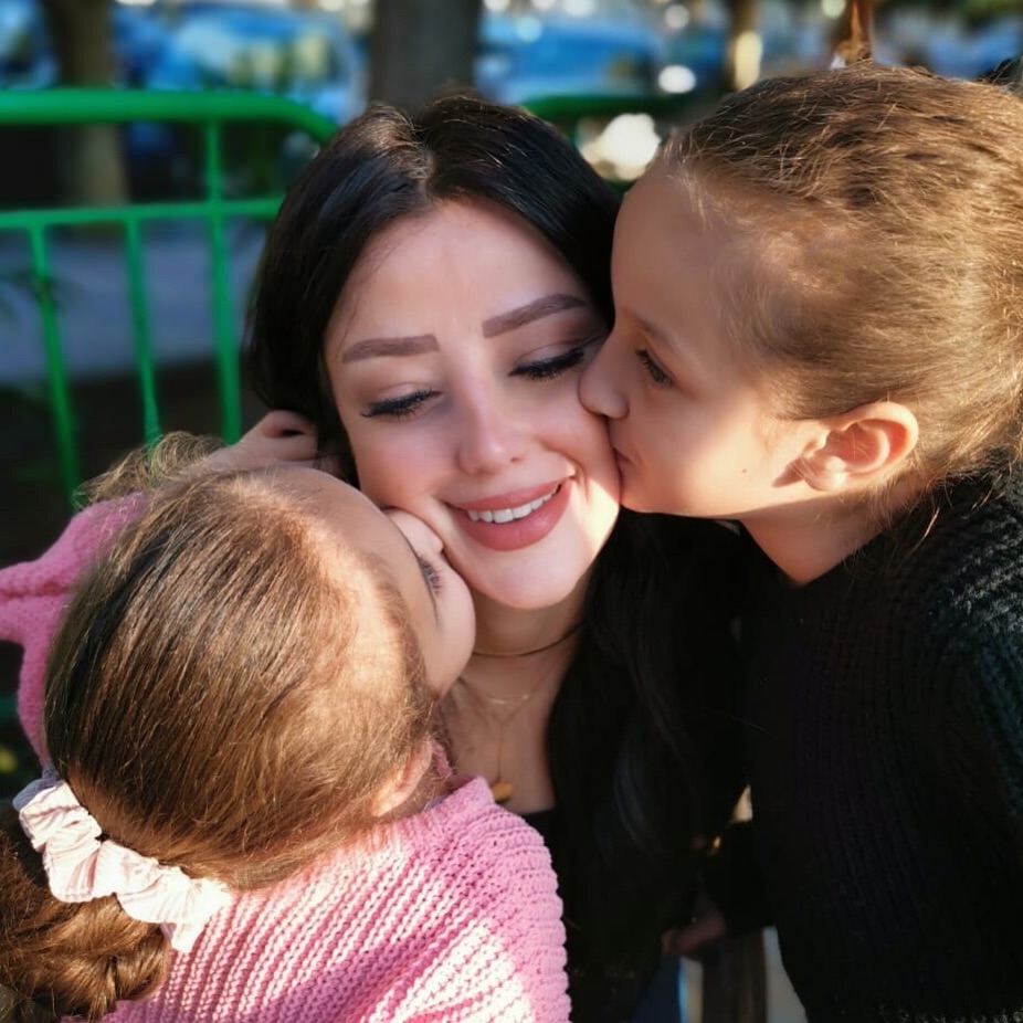 قبلة من الابنتين لأمهما