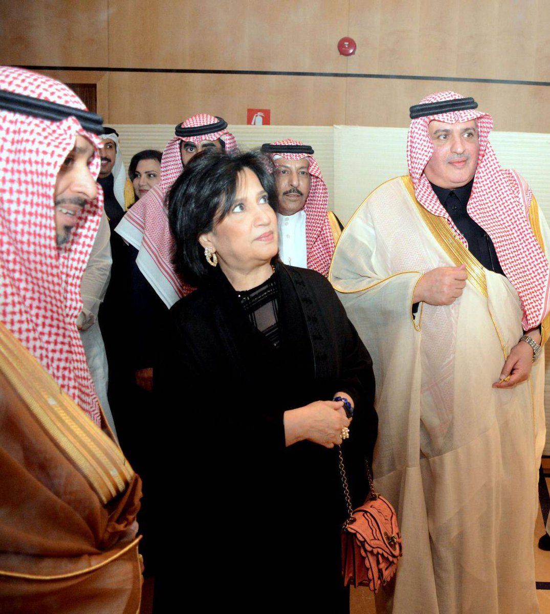 رئيس هيئة البحرين للثقافة والآثار تتفقد معرض العلاقة الأخوية السعودية البحرينية (1)