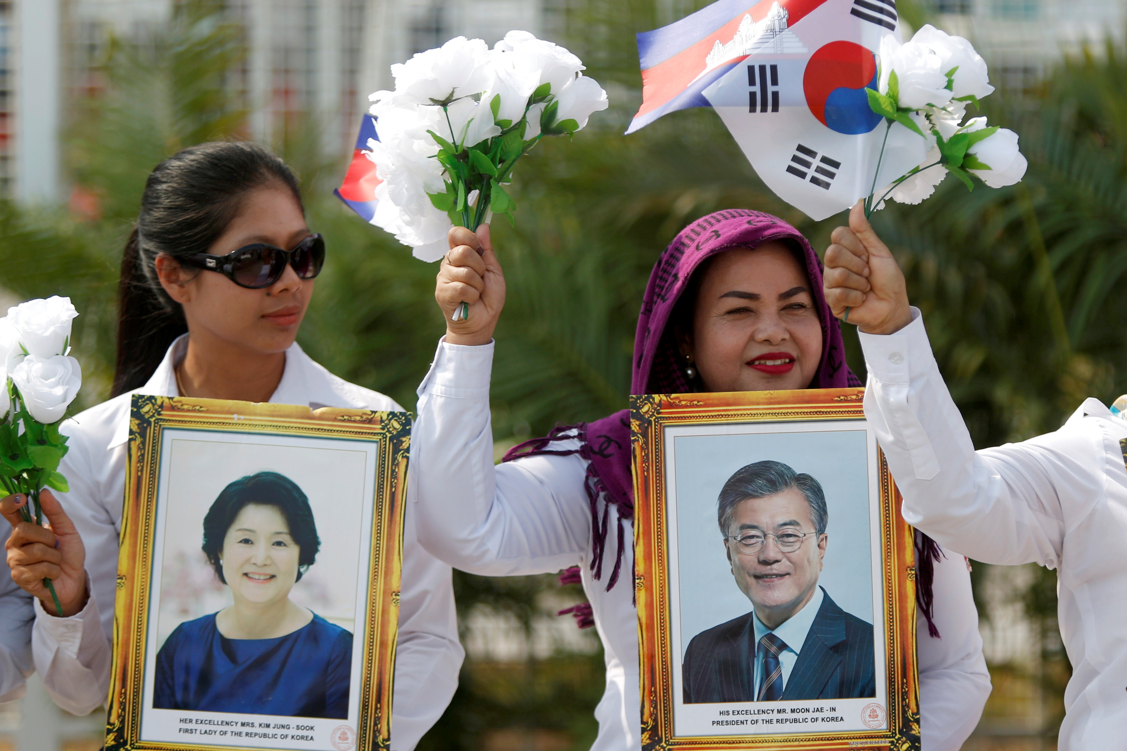 مواطنو كمبوديا يحتشدون لاستقبال رئيس كوريا الجنوبية